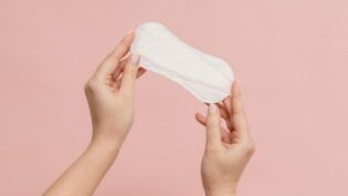 Mão segurando um absorvente