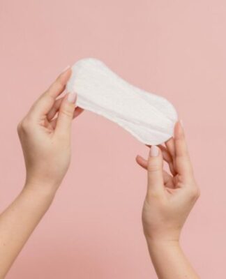Mão segurando um absorvente