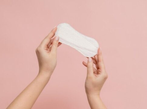 Mão segurando um absorvente