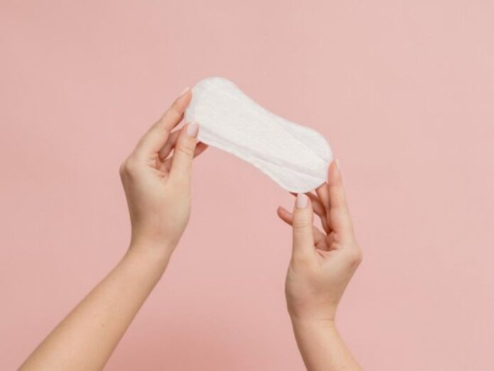 Mão segurando um absorvente