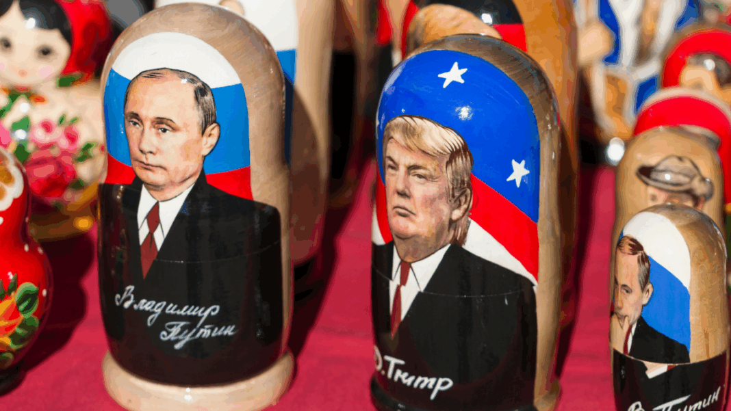 Nas fotos, estão dois brinquedos de madeira, um tem a ilustração do presidente da Rússia, Vladimir Putin, e outro Donald Trump, presidente dos EUA.