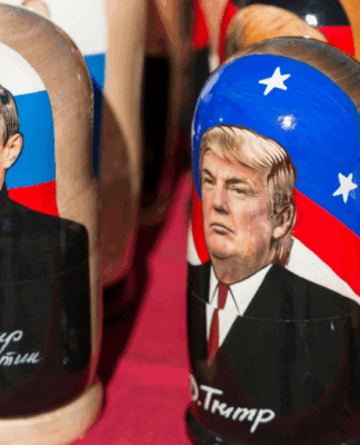 Nas fotos, estão dois brinquedos de madeira, um tem a ilustração do presidente da Rússia, Vladimir Putin, e outro Donald Trump, presidente dos EUA.