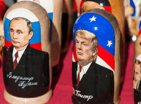 Nas fotos, estão dois brinquedos de madeira, um tem a ilustração do presidente da Rússia, Vladimir Putin, e outro Donald Trump, presidente dos EUA.