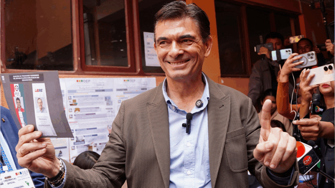 Rodrigo Paz, do Partido Democrata Cristão (PDC), mostra sua cédula à imprensa antes de votar, durante o segundo turno das eleições presidenciais em Tarija, Bolívia
