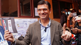 Rodrigo Paz, do Partido Democrata Cristão (PDC), mostra sua cédula à imprensa antes de votar, durante o segundo turno das eleições presidenciais em Tarija, Bolívia