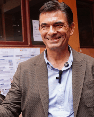 Rodrigo Paz, do Partido Democrata Cristão (PDC), mostra sua cédula à imprensa antes de votar, durante o segundo turno das eleições presidenciais em Tarija, Bolívia