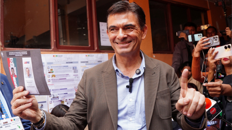 Rodrigo Paz, do Partido Democrata Cristão (PDC), mostra sua cédula à imprensa antes de votar, durante o segundo turno das eleições presidenciais em Tarija, Bolívia