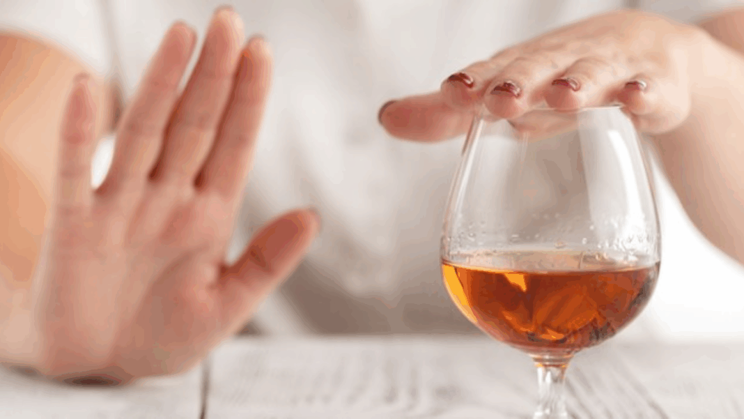 Montagem de uma pessoa negando um copo de bebida alcoólico