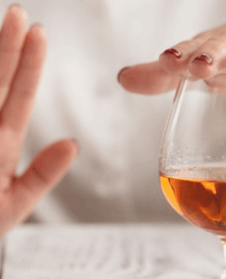 Montagem de uma pessoa negando um copo de bebida alcoólico