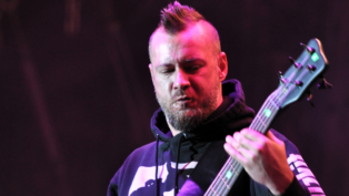 Sam Rivers tocando baixo em um show