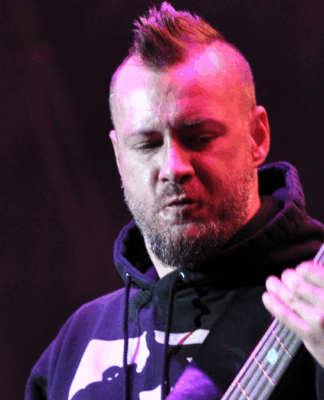 Sam Rivers tocando baixo em um show