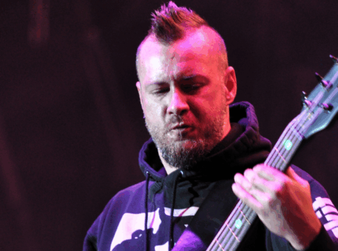 Sam Rivers tocando baixo em um show