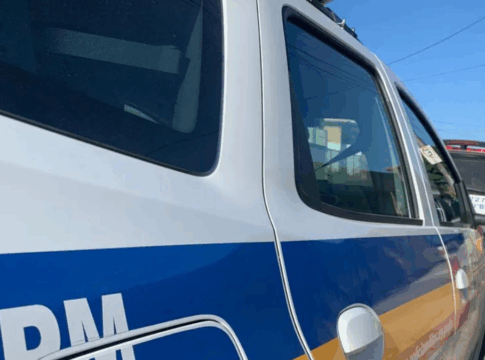 Lateral direita de uma viatura da polícia militar de Belo Horizonte