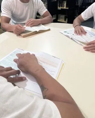 Pessoas estudam em um Presídio