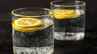 Duas bebidas gaseificadas com limão