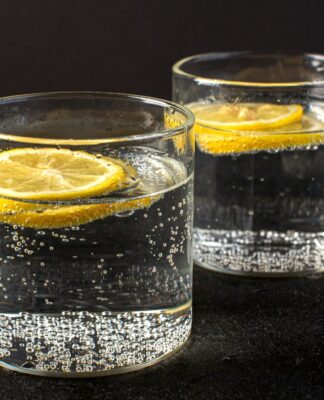 Duas bebidas gaseificadas com limão