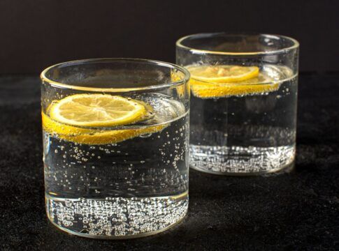 Duas bebidas gaseificadas com limão