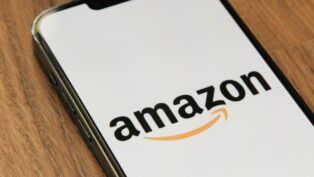 Celular mostrando logo da Amazon