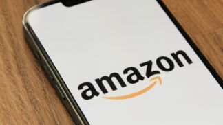 Celular mostrando logo da Amazon