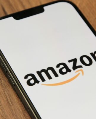 Celular mostrando logo da Amazon