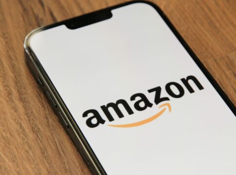 Celular mostrando logo da Amazon