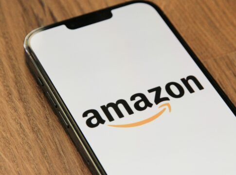 Celular mostrando logo da Amazon