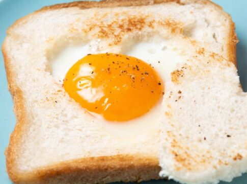 Pão de forma com um ovo encima com a gema meio mole