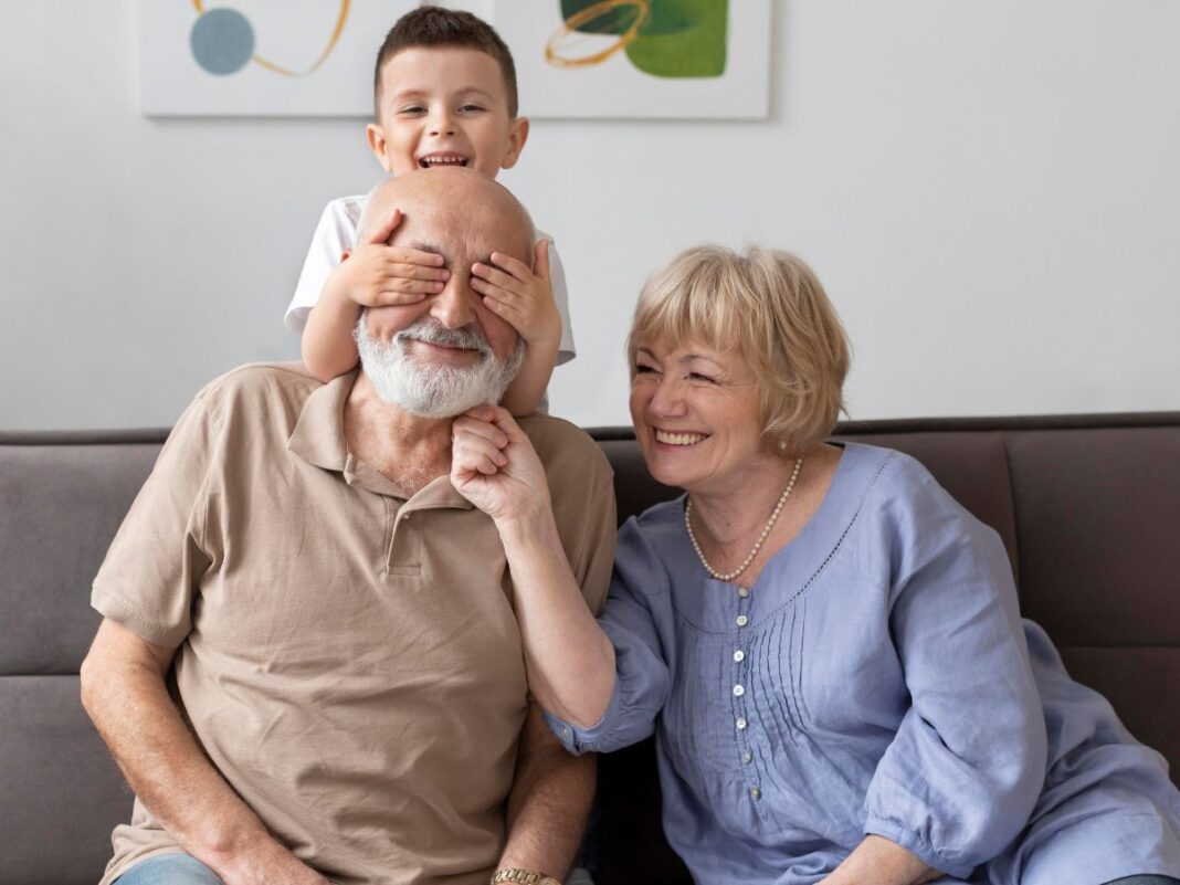 Menino pequeno se divertindo com os avós
