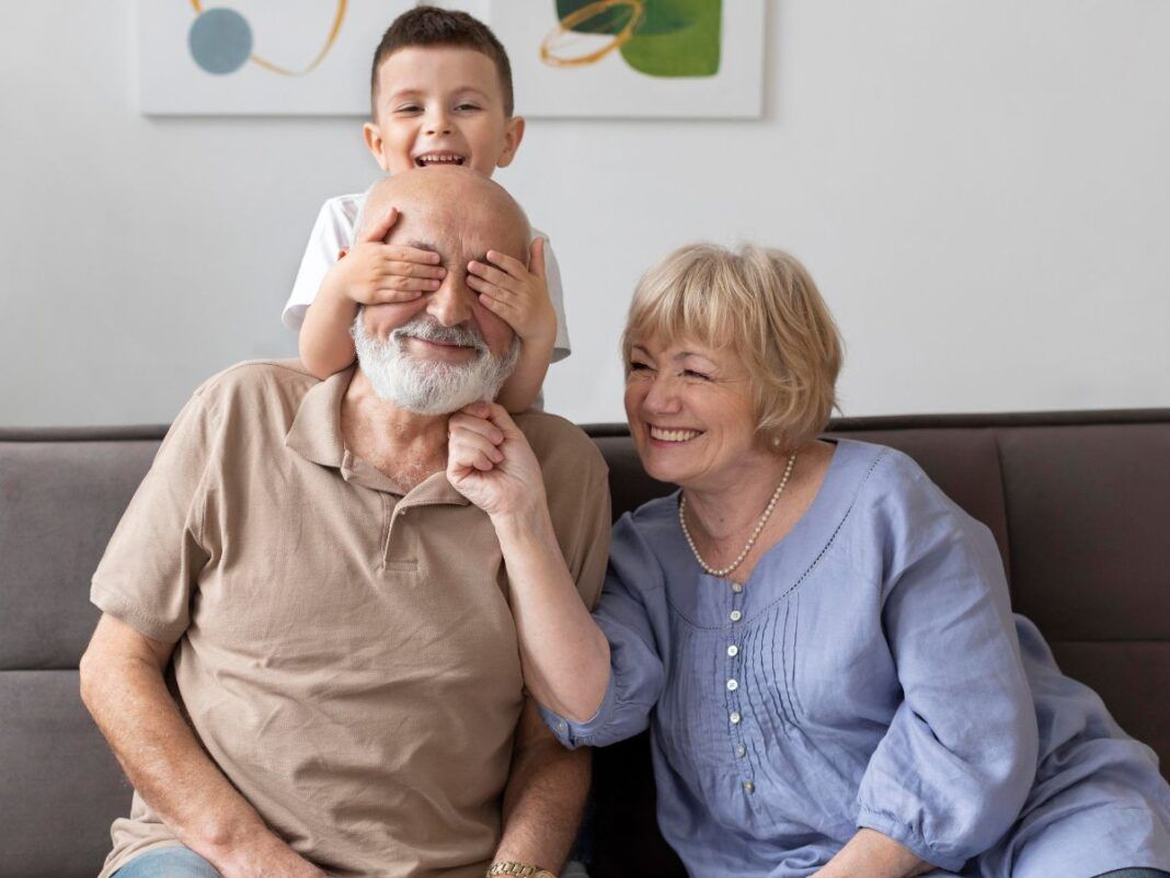 Menino pequeno se divertindo com os avós
