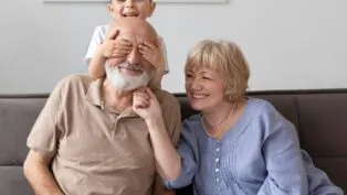 Menino pequeno se divertindo com os avós