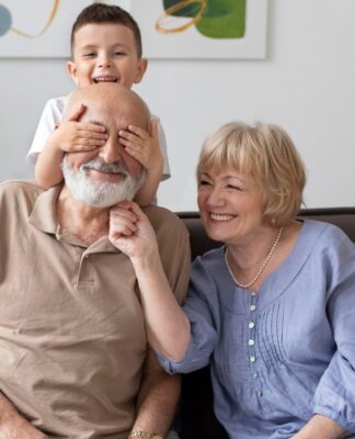 Menino pequeno se divertindo com os avós