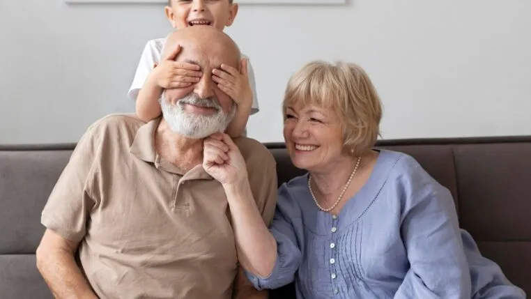 Menino pequeno se divertindo com os avós
