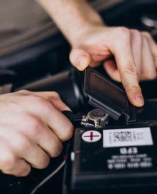 Homem arrumando a bateria do carro