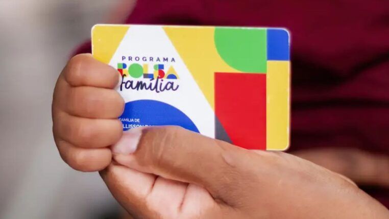Pessoa segurando o cartão do Bolsa Família