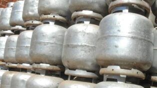 Botijões de gás empilhados