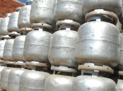 Botijões de gás empilhados