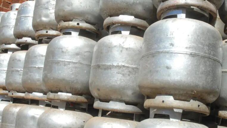 Botijões de gás empilhados