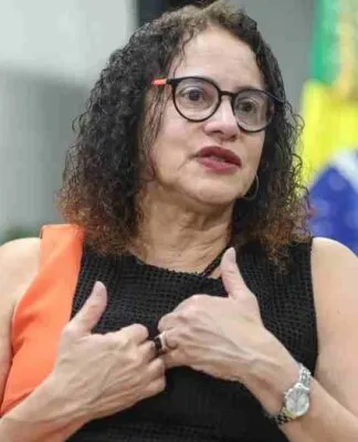 Vacina brasileira de covid fortalece ciência e país, diz ministra