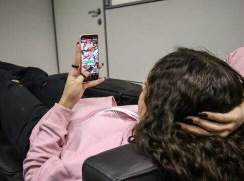 Comissão Europeia analisa segurança infantil no Snapchat, YouTube e lojas de aplicativos