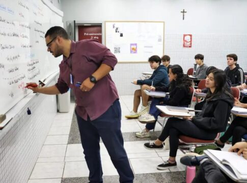 Imagem colorida de professor em sala de aula