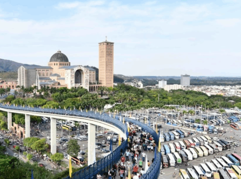 Ciclista morre atropelado na Dutra em romaria para Aparecida