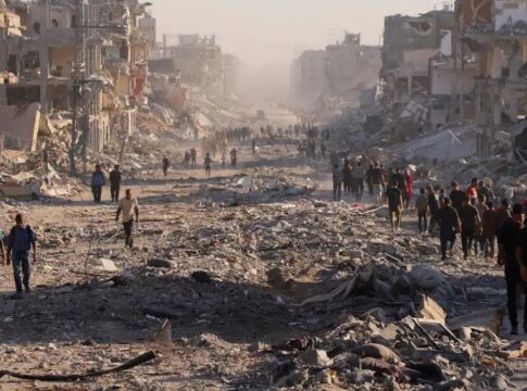 Moradores de Gaza voltam para casas destruídas