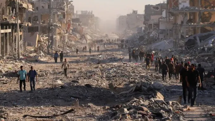 Moradores de Gaza voltam para casas destruídas