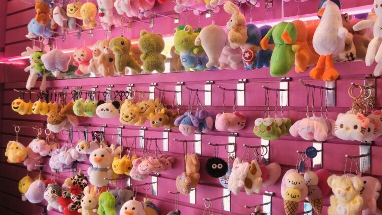 Pratileira com brinquedos