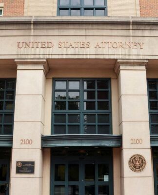 Apple é processada por uso de livros protegidos por direitos autorais para treinar IA