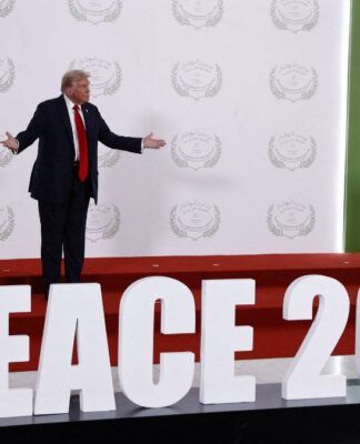 Presidente Donald Trump com um letreiro de Paz