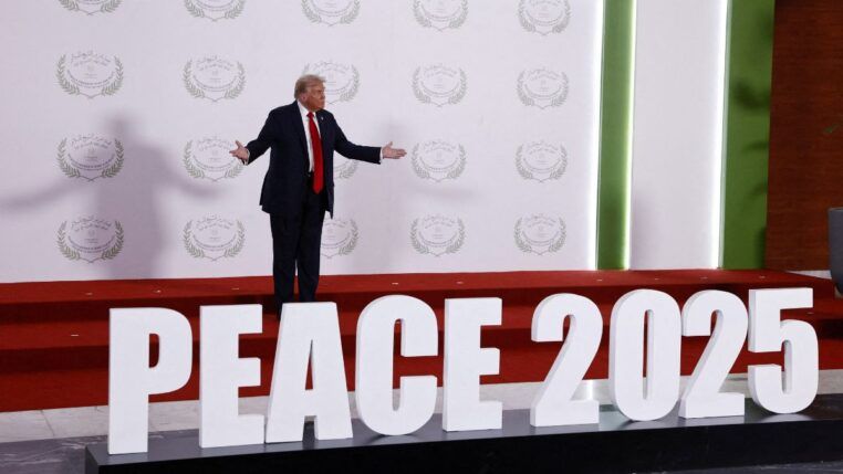 Presidente Donald Trump com um letreiro de Paz