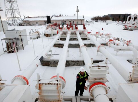 Petróleo cai para mínima de 5 meses após Trump ameaçar aumentar tarifas contra China