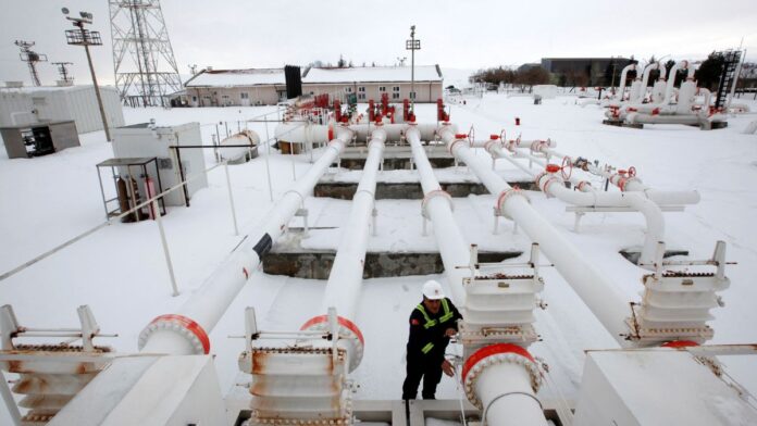 Petróleo cai para mínima de 5 meses após Trump ameaçar aumentar tarifas contra China