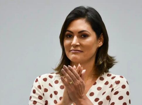 Michelle Bolsonaro nega especulações de que esteja pronta para concorrer em 2026